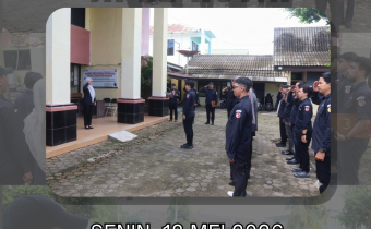 Bawaslu Kabupaten Kotabaru melaksanakan apel rutin di halaman kantor Bawaslu Kabupaten Kotabaru