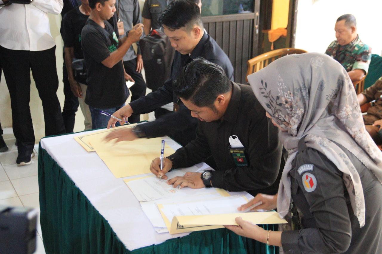 Penandatanganan Serah Terima Pinjam Pakai Kantor Pengadilan Negeri Kabupaten Kotabaru kepada Bawaslu Kabupaten Kotabaru