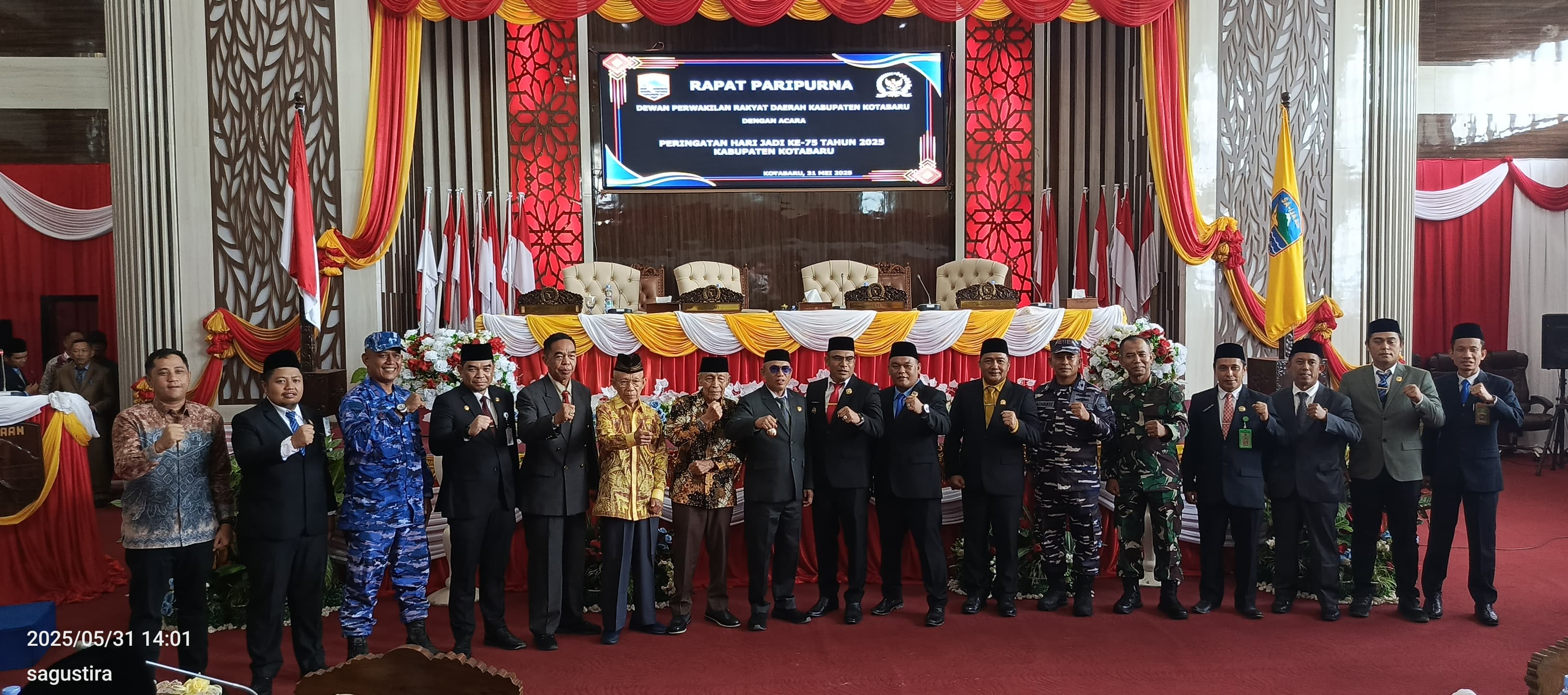 Momen kebersamaan Ketua Bawaslu Kotabaru, Rony Syafriansyah, bersama Bupati, Wakil Bupati, serta jajaran Forkopimda pada peringatan Harjad ke-75 Kabupaten Kotabaru, 1 Juni 2025.