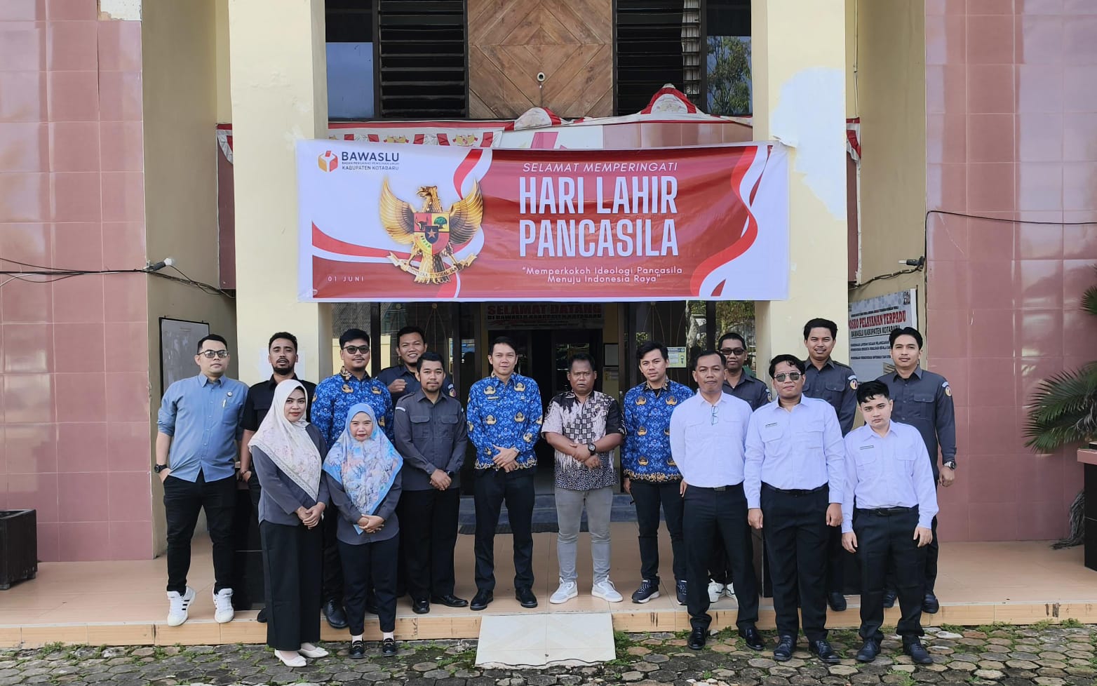 Peserta apel Peringatan Hari Lahir Pancasila 2025 di lingkungan Bawaslu Kotabaru mengikuti prosesi dengan tertib dan penuh semangat kebangsaan.