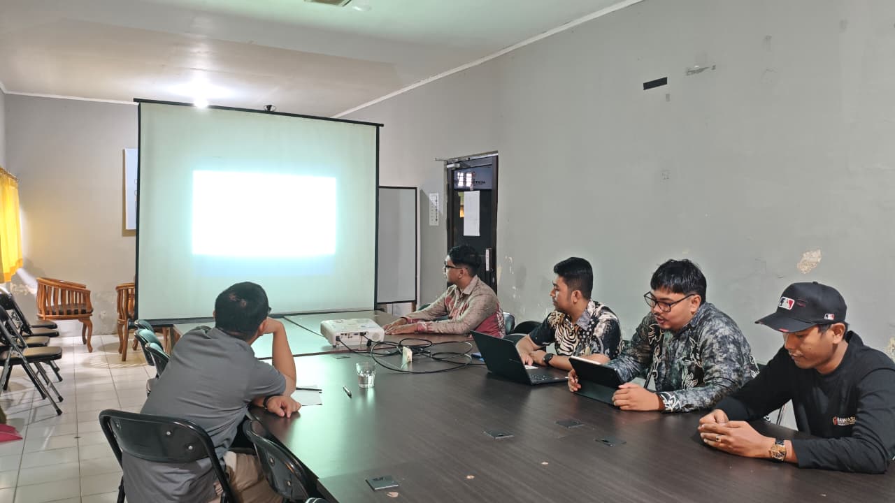Diskusi Bulanan dengan tema “Keterlibatan Wewenang Bawaslu Kabupaten Kotabaru dalam Penyidikan Tindak Pidana Pemilu”.