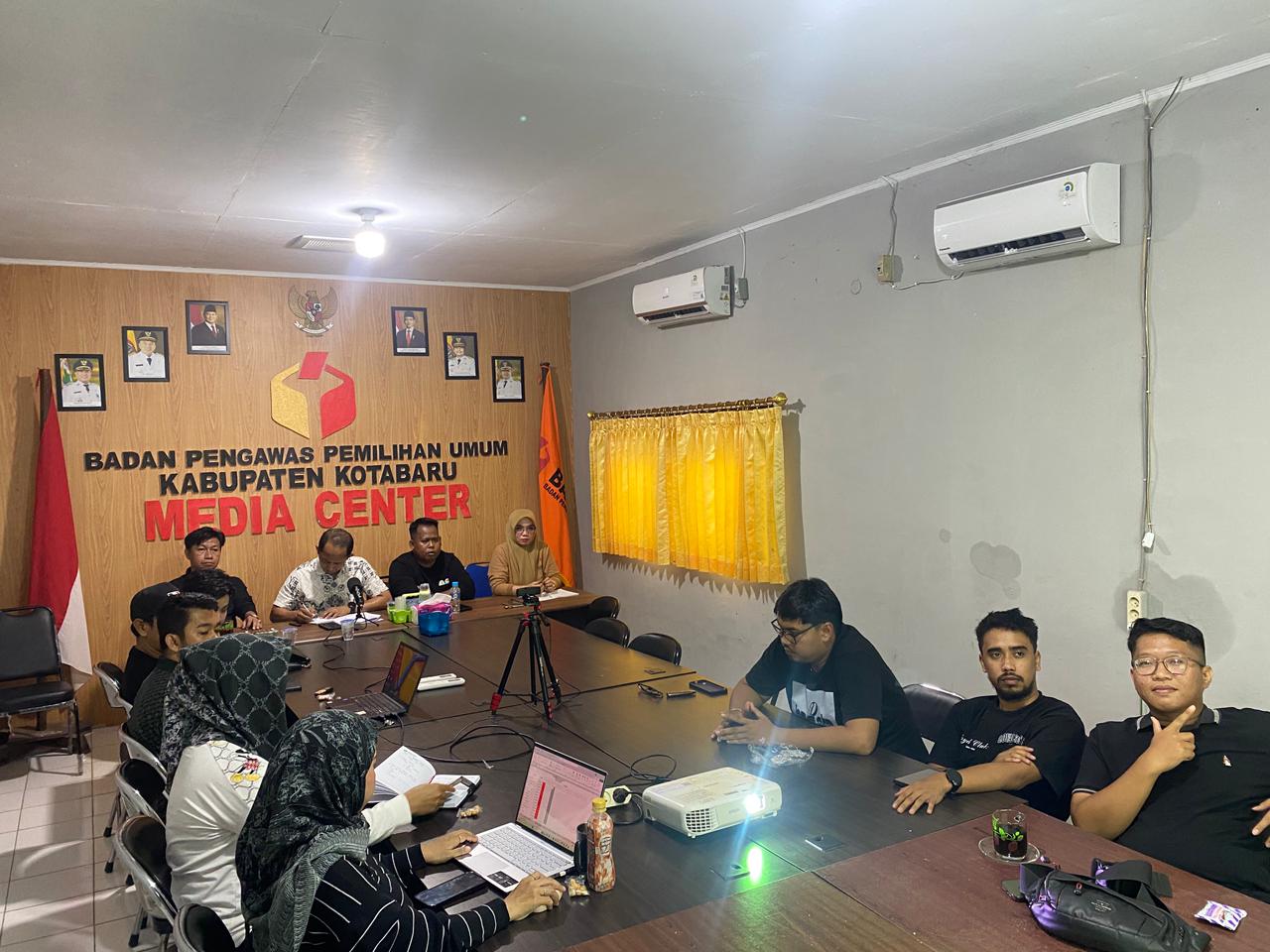 Ketua dan Anggota Bawaslu Kabupaten Kotabaru beserta Kasek dan Staf Sekretariat Gelar Rapat Mingguan Bahas Agenda Ramadan