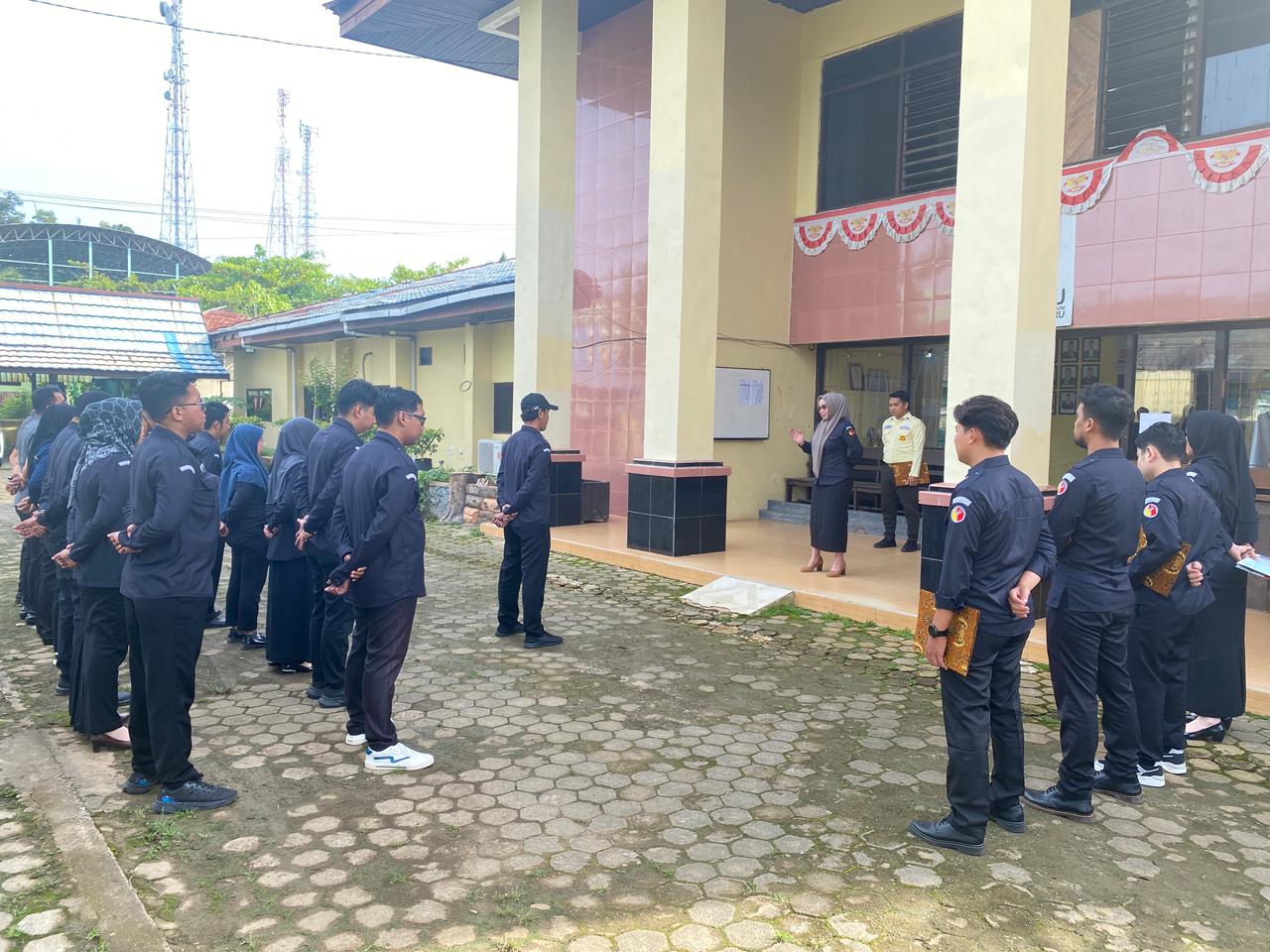 Badan Pengawas Pemilihan Umum Kabupaten Kotabaru melaksanakan kegiatan apel pagi rutin Senin di halaman kantor Bawaslu Kabupaten Kotabaru