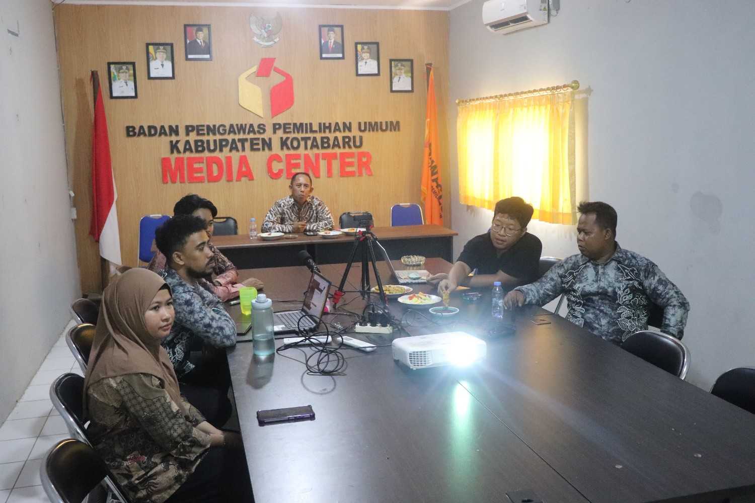 Bawaslu Kabupaten Kotabaru menghadiri rapat koordinasi terkait Program Kerja Konsolidasi Demokrasi.
