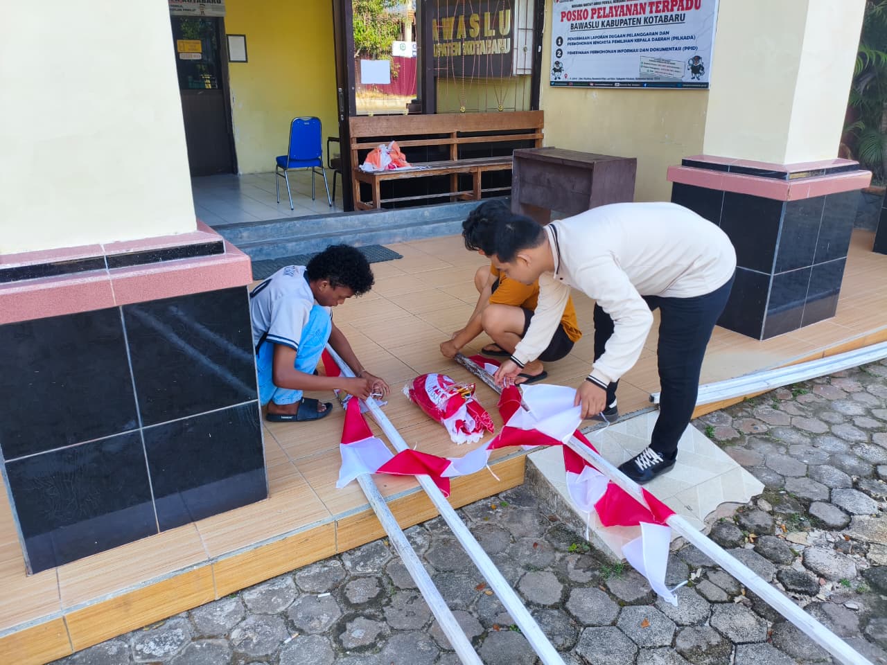 Semarak HUT ke-81 Kemerdekaan RI, Bawaslu Kabupaten Kotabaru Pasang Umbul-Umbul Merah Putih