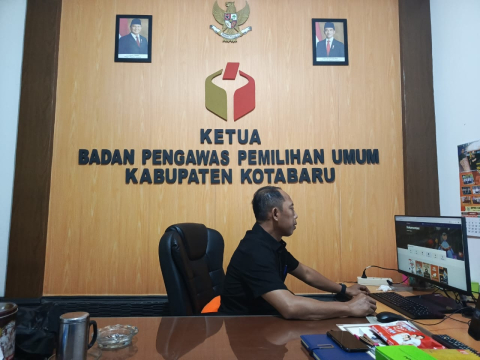 Ketua bawaslu mengikuti Zoom meeting acara bawaslu RI
