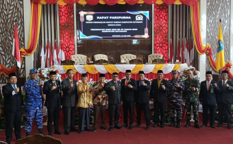 Momen kebersamaan Ketua Bawaslu Kotabaru, Rony Syafriansyah, bersama Bupati, Wakil Bupati, serta jajaran Forkopimda pada peringatan Harjad ke-75 Kabupaten Kotabaru, 1 Juni 2025.