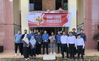 Peserta apel Peringatan Hari Lahir Pancasila 2025 di lingkungan Bawaslu Kotabaru mengikuti prosesi dengan tertib dan penuh semangat kebangsaan.