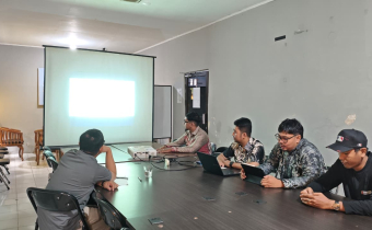 Diskusi Bulanan dengan tema “Keterlibatan Wewenang Bawaslu Kabupaten Kotabaru dalam Penyidikan Tindak Pidana Pemilu”.