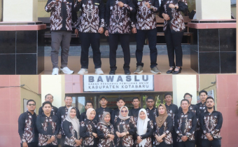 Lestarikan Budaya Banua, Bawaslu Kotabaru Gelar Foto Bersama Mengenakan Batik Sasirangan