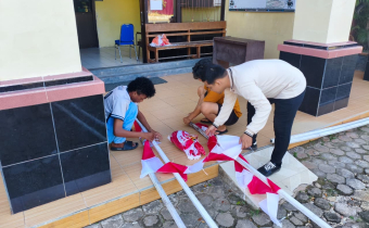 Semarak HUT ke-81 Kemerdekaan RI, Bawaslu Kabupaten Kotabaru Pasang Umbul-Umbul Merah Putih